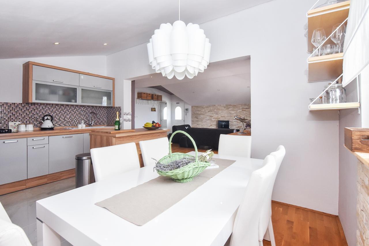 Apartment Larisa Gornji Karin Bagian luar foto