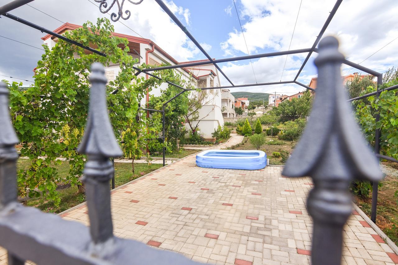 Apartment Larisa Gornji Karin Bagian luar foto